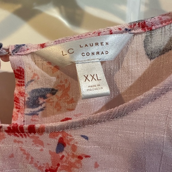 LC Floral 3/4 Bell Sleeve. Longer in front with a split back. Size XXL. - Picture 2 of 5